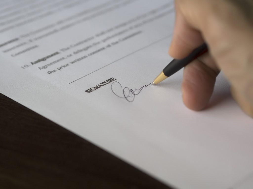חתימה על חוזה באנגלית באמצעות עט כחול